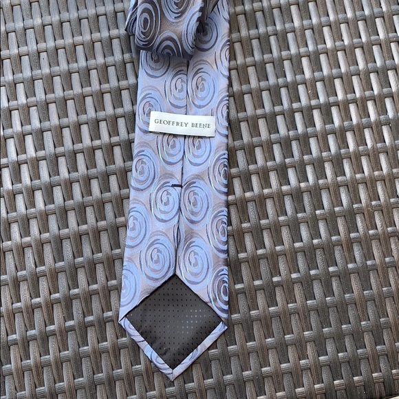 GREAT CONDITION “Geoffrey Beene” tie - Picture 2 of 4